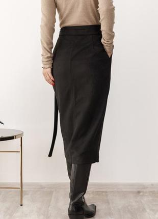 Черная замшевая юбка с кроем на запах3 фото