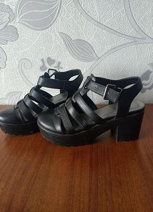 Босоножки на тракторной подошве