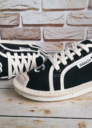 Стильные кроссовки