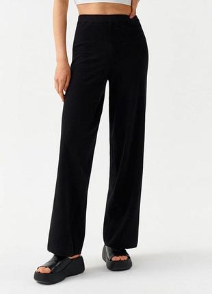 Штани брюкі спортивні на широкій резинці.