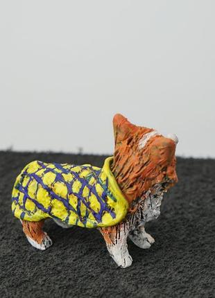 Статуэтка собаки породы корги собака фігурка в синьо-жовтій попоні2 фото