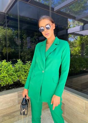 Брюки с высокой посадкой и карманами, пиджак удлинённый,
идет с подплечниками, на пуговице