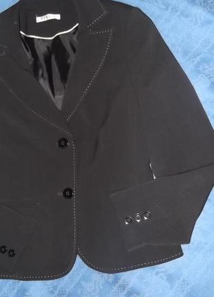 Черный пиджак на две пуговицы
