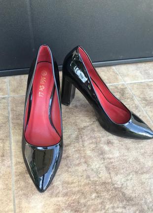 Туфлі лаковані