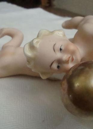 Антикварная статуэтка путти с золотым мячом фарфор германия состояние люкс !!4 фото