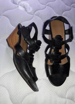 Босоніжки шкіряні clarks на танкетці 39-40 розмір