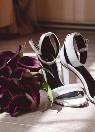 Стильні босоніжки на товстому каблуці шкіра