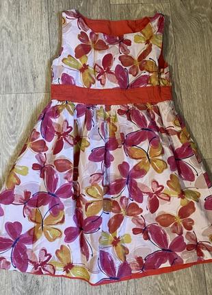 Сукні віддам на дівчинку 8-9 років,