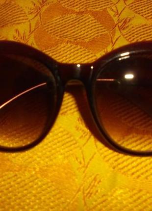 Элегантные фирменные солнцезащитные очки с инкрустацией камней в позолоте.