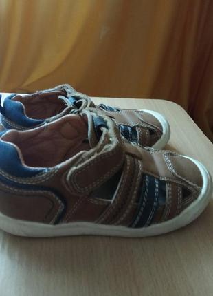 Фирменные закрытые сандали