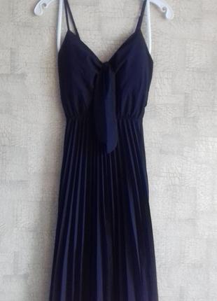 Синее вискозное платье с плиссированной юбкой.2 фото