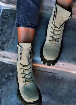 Женские замшевые ботинки демисезонные на тракторной подошве черные авокадо zip5 фото