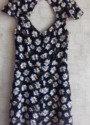 Вискозное платье в ромашках с интересным вырезом на спине, 12 размер.