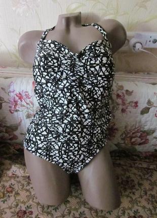 Цельный купальник в черно-белой гамме