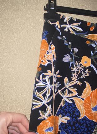 Яскраві брюки в квіти з рюшами5 фото