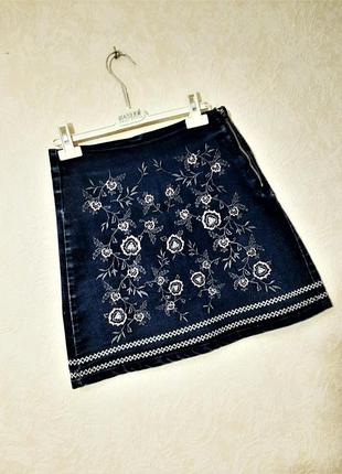 Брендовая джинсовая юбка тёмно синяя женская мини с вышивкой трапеция застёжка-молния top secret2 фото