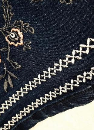 Брендовая джинсовая юбка тёмно синяя женская мини с вышивкой трапеция застёжка-молния top secret6 фото