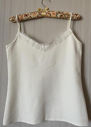 Молочний топ з ніжним мереживом