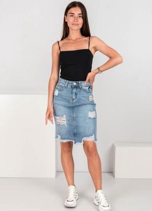 Женская джинсовая юбка с потертостями миди