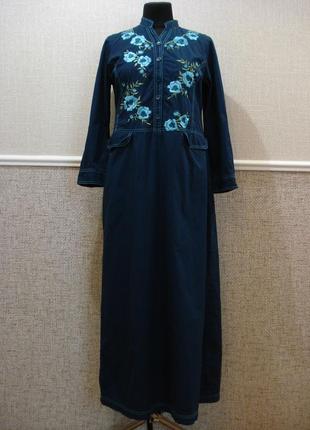 Длинное платье с вышивкой