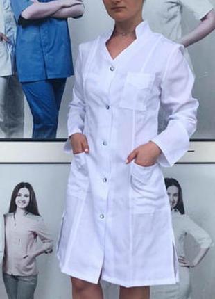 Білий медичний халат жіночий з довгим рукавом.