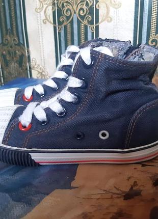 Дитячі кеді next на дівчинку