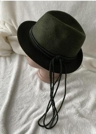 Зелений фетровий капелюх