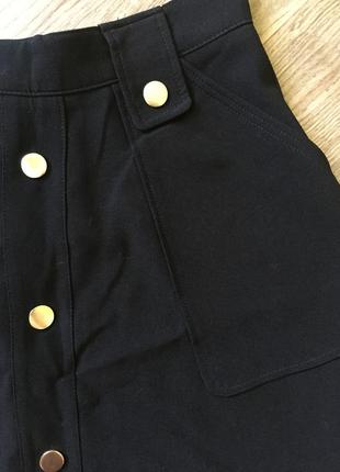 Чёрная юбка с высокой талией и золотыми элементами3 фото
