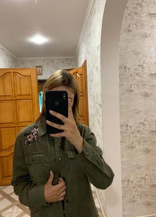 Сорочка з вишитими квітами