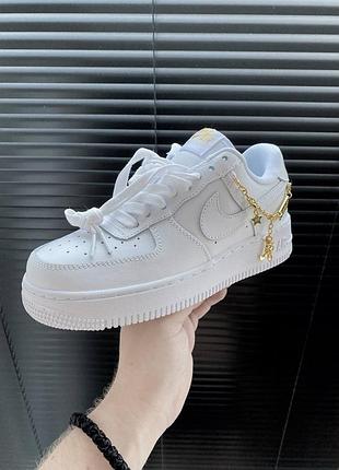 Красивейшие женские кроссовки nike air force low lucky charm белые с цепочкой