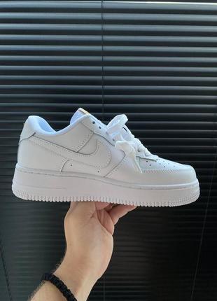 Красивейшие женские кроссовки nike air force low lucky charm белые с цепочкой3 фото