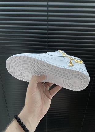 Красивейшие женские кроссовки nike air force low lucky charm белые с цепочкой8 фото