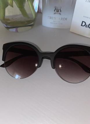 Жіночі сонцезахисні окуляри коричнева лінза матові дужки1 фото
