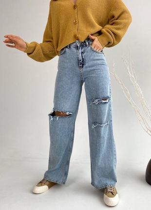 Расклешенные джинсы с рваными разрезами3 фото