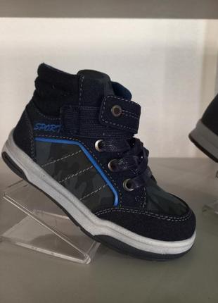 Ботинки высокие  на мальчика новые!