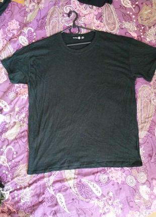 Чорна футболка з написом на спині2 фото