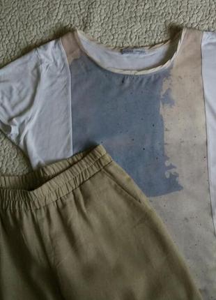 Приятнейшая стильная свободная футболка zara белая с бежевым серым принтом s-m2 фото
