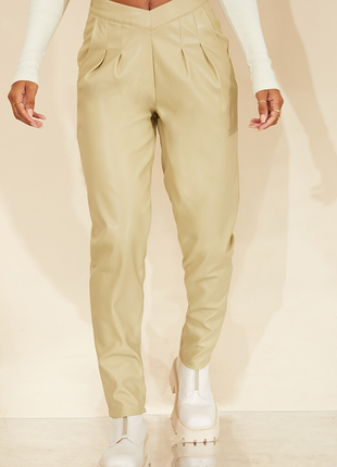 Бледно-оливковые брюки из искусственной кожи с v-образным вырезом спереди4 фото