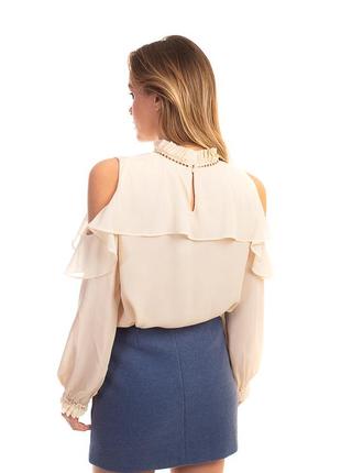 Нежная блуза с открытыми плечами и рюшами5 фото