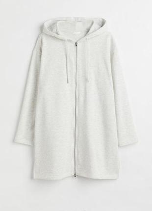 Довга куртка з капюшоном. для жінок апетитних форм.