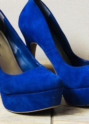 Яркие туфли бренда jesica simpson в роскошном синем цвете.1 фото