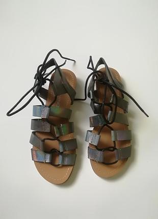 Трендові босоніжки