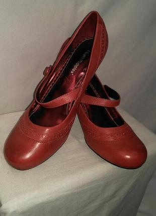 Новые туфли, очень изысканно смотрятся на ножке