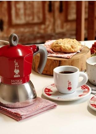 Кавоварка гейзерна bialetti new moka induction red (червона) на 2 чашки (90 мл.)10 фото