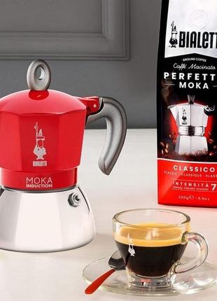 Кавоварка гейзерна bialetti new moka induction red (червона) на 2 чашки (90 мл.)9 фото