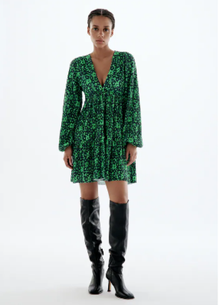 Модное зеленое платье с плиссировкой и принтом zara зара испания s новая коллекция