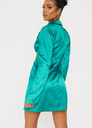 Атласное платье-пиджак изумрудно-зеленого цвета с вырезами3 фото