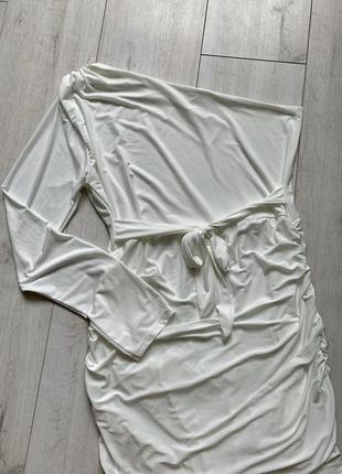 Ніжне біле плаття зі складанням4 фото