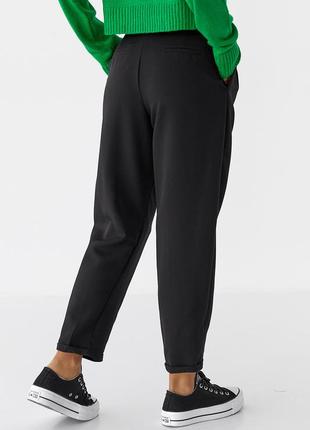 Женские черные классические брюки со стрелками2 фото