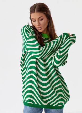 Женский зеленый удлиненный джемпер украшен волнистыми линиями